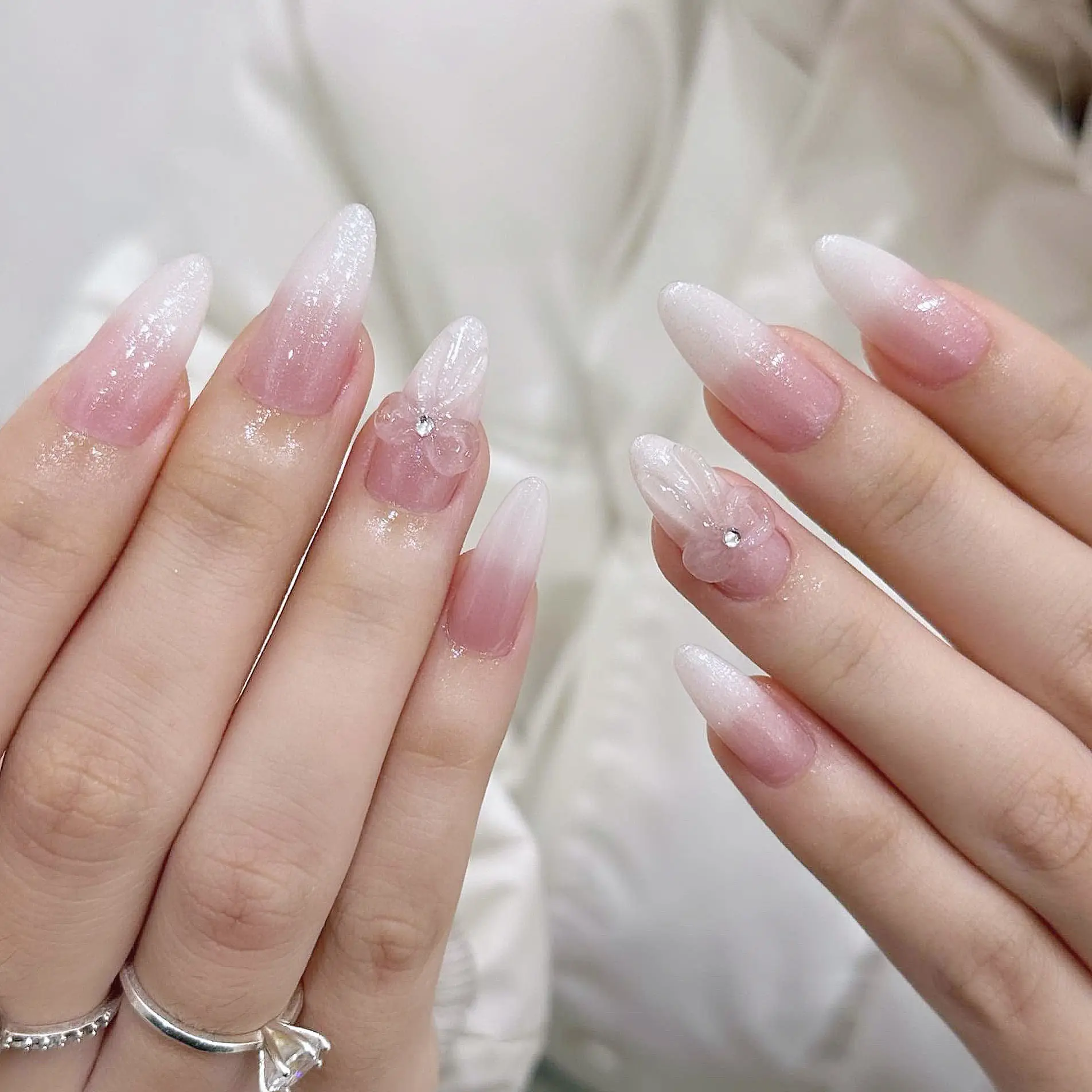 Học viên thực hành đính đá trên khách thật