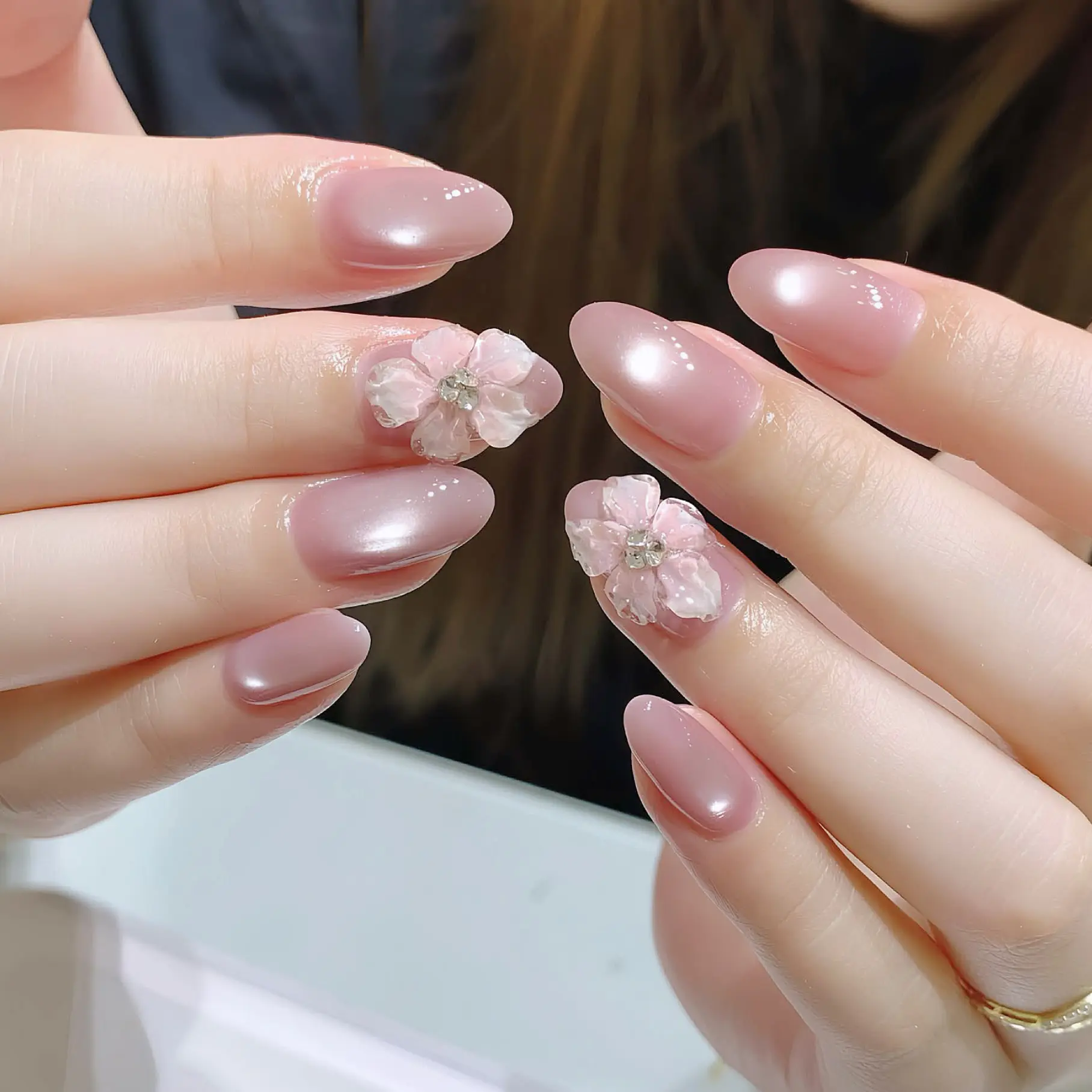 Hoa hồng đắp 3D mini trên nền hồng pearl
