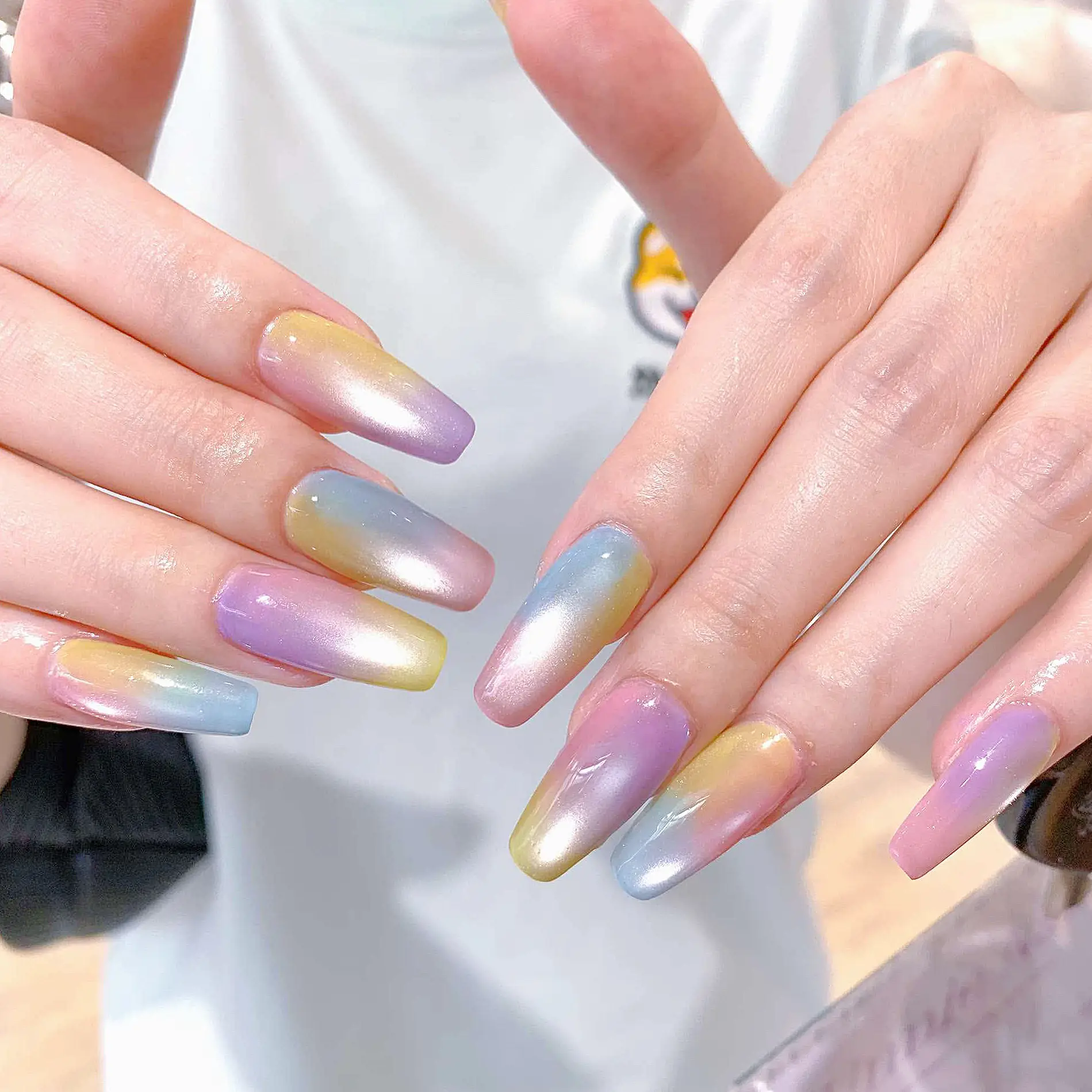 Pastel chrome multi-tone — biến tấu trend xanh sage 2026