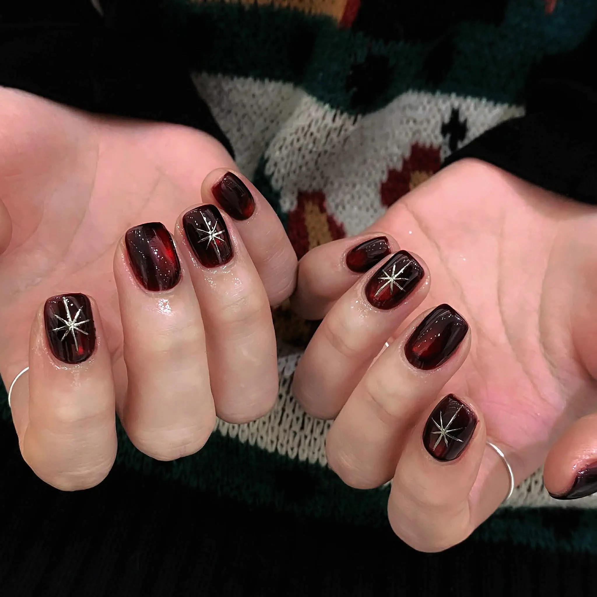 Đỏ vang + sao bạc Christmas vibes