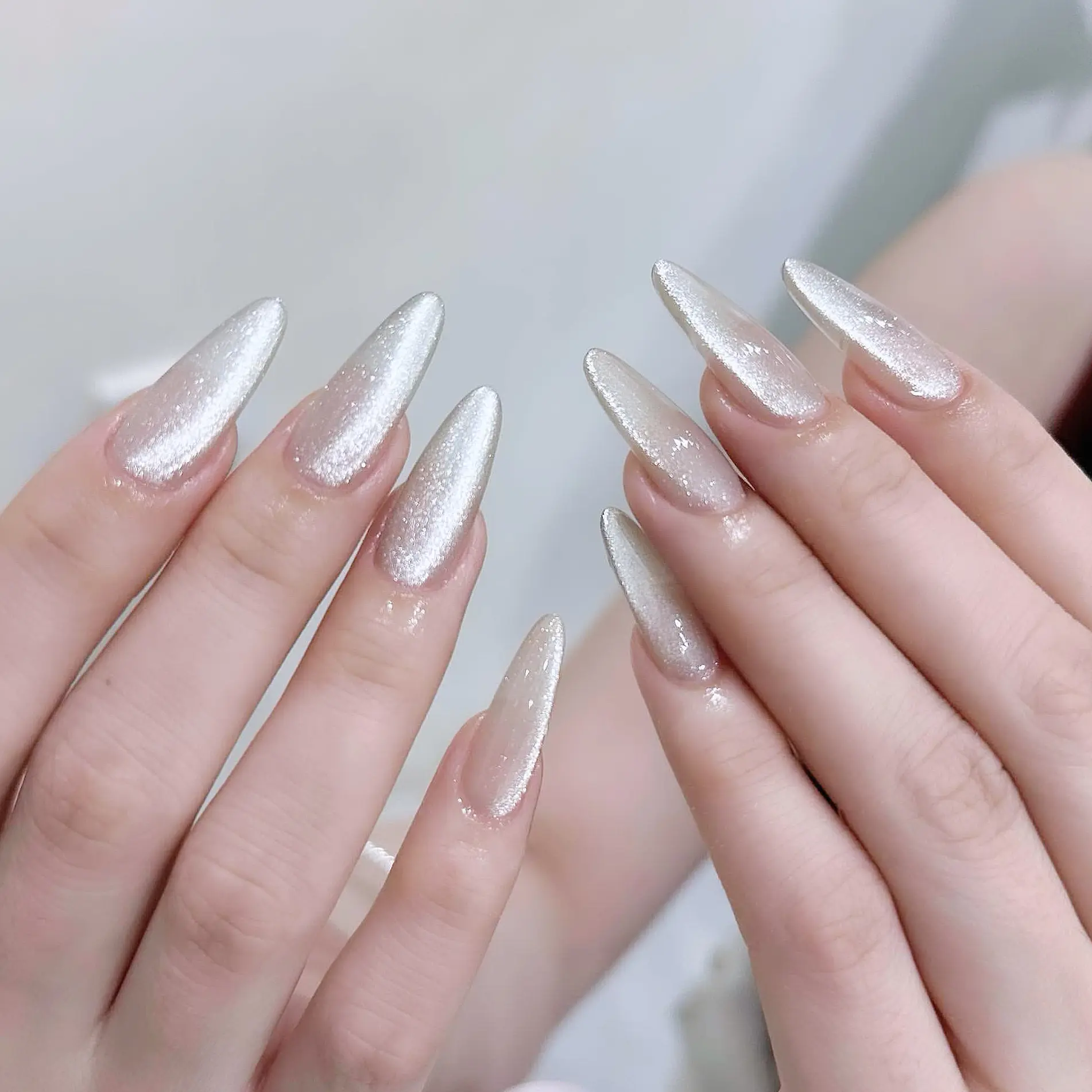 Mẫu pearl chrome tráng gương — tone signature Unnie