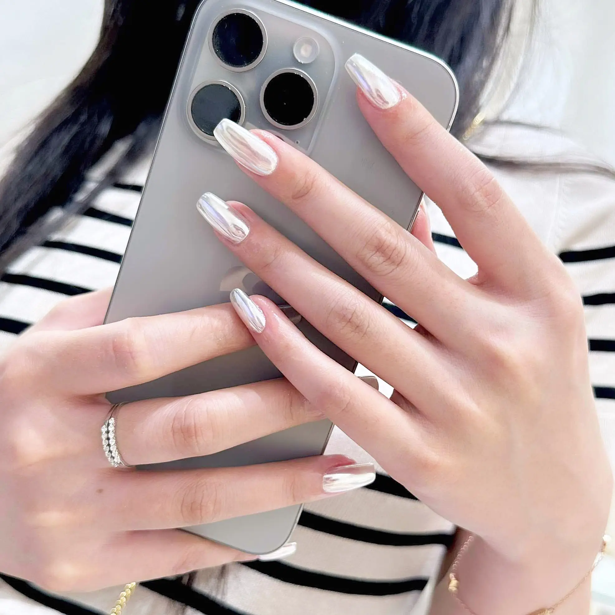 Tráng gương chrome — trend hot Dương Quảng Hàm, Trần Thái Tông